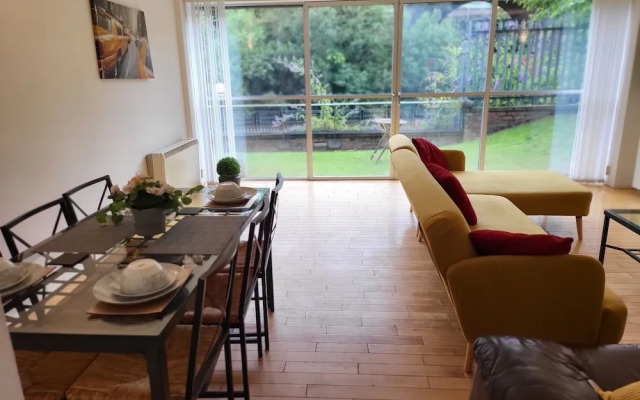 Luxury River View 2-bed Apt, Wifi, Garden, River