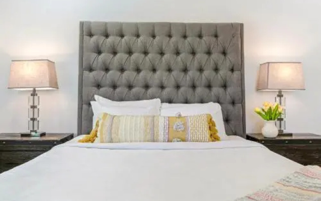 Elegant 4BR Condo in Downtown