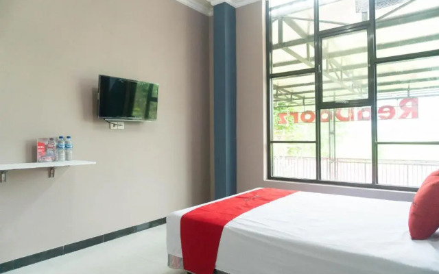 RedDoorz Syariah near Alun Alun Blitar