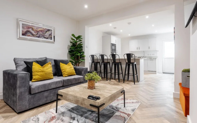 Riverside Flat Near Park Free Parking