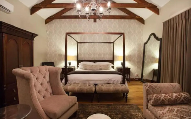 Under Oaks Guesthouse