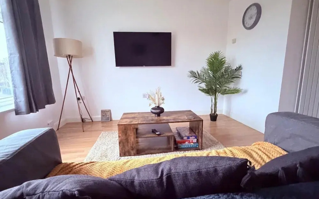 Cosy 2 Bedroom Apartment by Airport & Town Centre