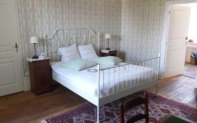 Petit Château Armand Bourgoin B & B