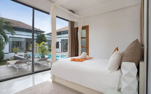 Modern 4BR Pool Villa Virginie Naiharn