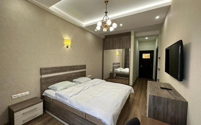 Kajaznuni Street, 3 bedrooms Luxury & Unique apartment QA444
