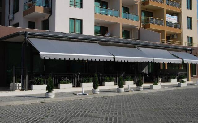 Отель Central Plaza Hotel Болгария, Поморие - отзывы, цены и фото номеров - забронировать отель Central Plaza Hotel онлайн вид на фасад