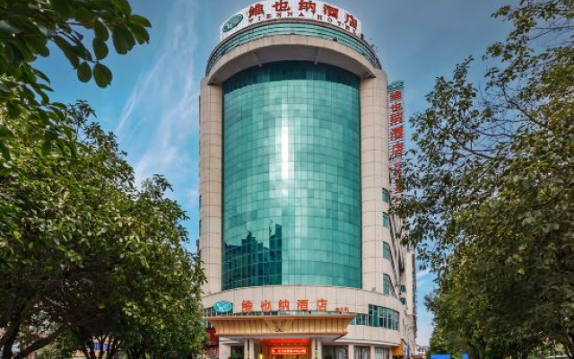 Vienna Hotel (Nandan Dongtian Jiuhai Scenic Area Jinfurong Square Branch)