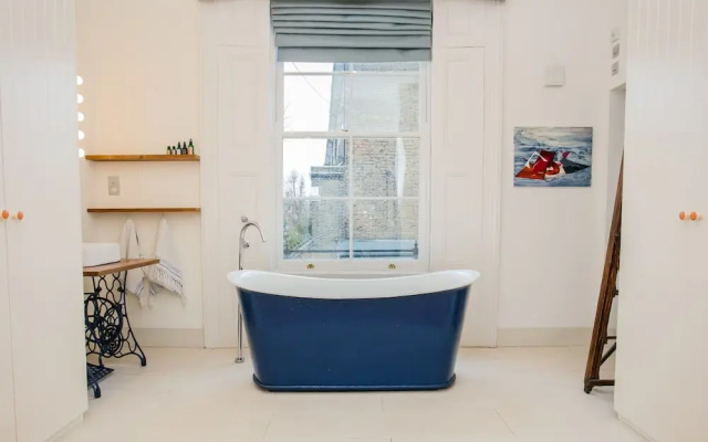 3 Bedroom Family Home Sleeps 6 in Camden