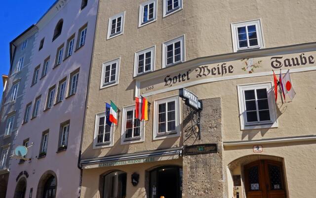 Отель Altstadthotel Weisse Taube Австрия, Зальцбург - отзывы, цены и фото номеров - забронировать отель Altstadthotel Weisse Taube онлайн вид на фасад