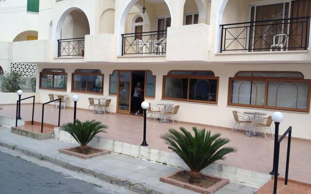 Отель Pasianna Hotel Apartments Кипр, Ларнака - 6 отзывов об отеле, цены и фото номеров - забронировать отель Pasianna Hotel Apartments онлайн вид на фасад