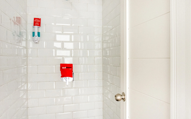 RedDoorz Hostel near Tugu Train Station