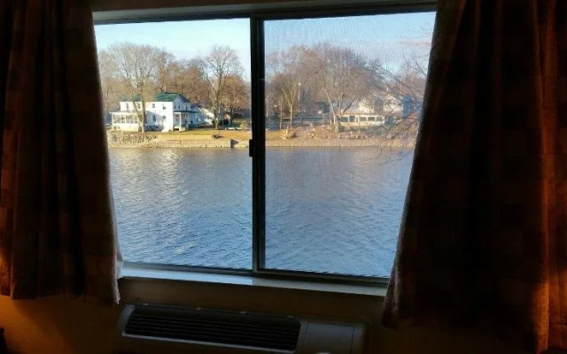 Riverwalk Inn & Suites