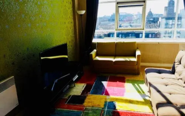 Glasgow City Center Flat with Parking