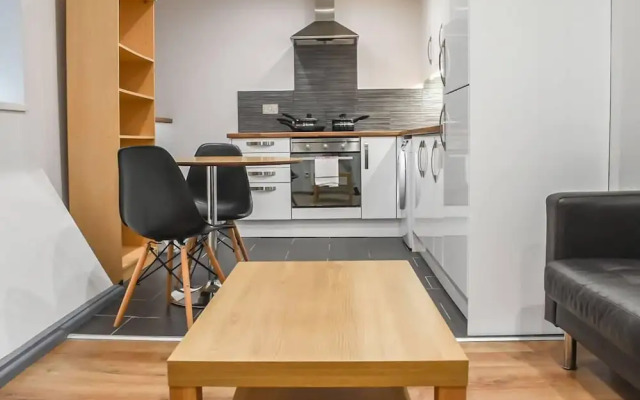 Modern and Bright 1 Bedroom Apartment