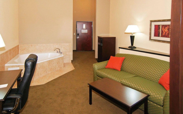 Comfort Suites Palestine