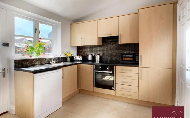 Ascot - Immaculate 2 Bed House with Parking