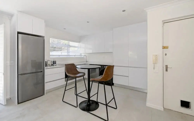 Spacious One Bed Table Mountain Views