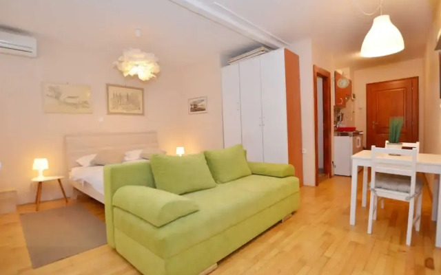 Simple and Sunny Studio Apartment