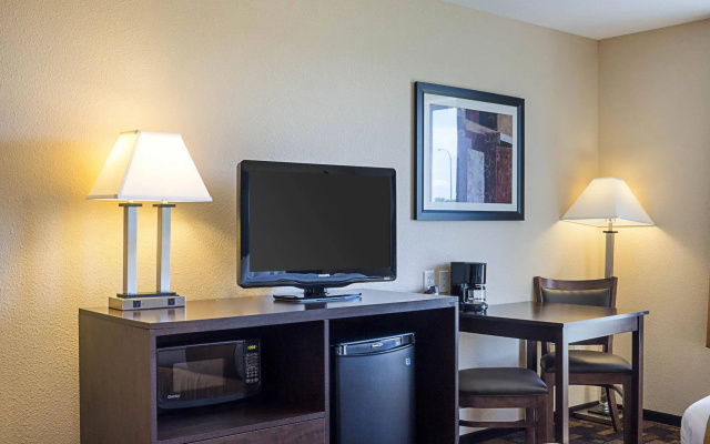 Econo Lodge Inn & Suites Minot