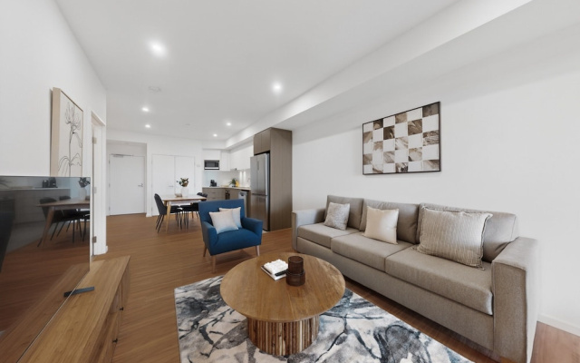 Bright Newly 2 Bed Apartment With Balcony Views