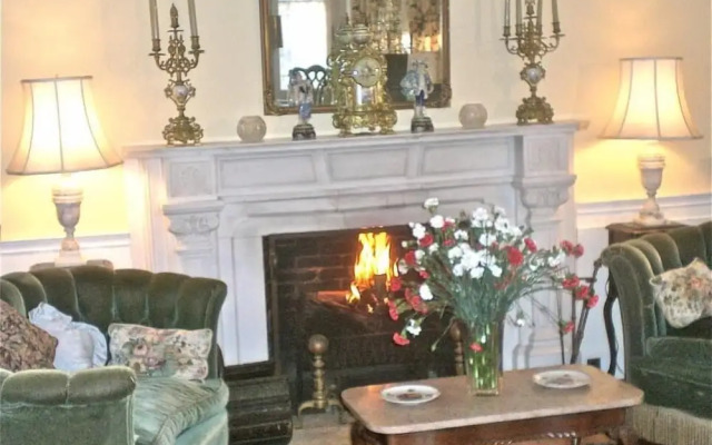 Whistler's Inn Bed & Breakfast