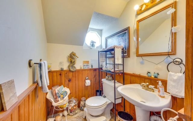 Marshalltown Vacation Rental w/ Private Yard!