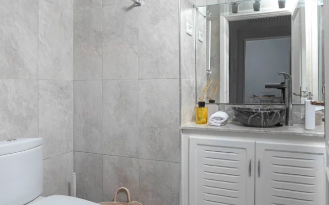 Charming 2-bedroom Apartment With Ocean View in Carthage
