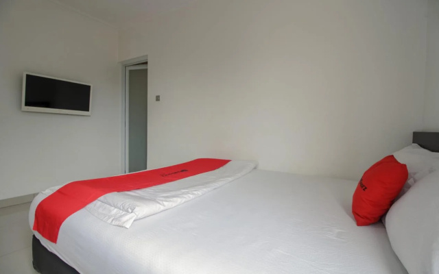RedDoorz Near Bangka Trade Center 2