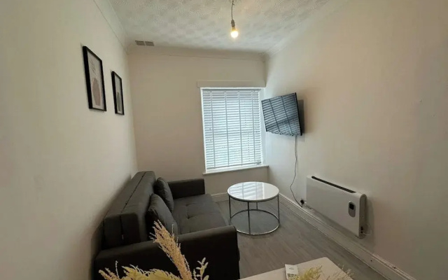 Stylish 1 Bedroom Flat Near Bridgend Town Centre
