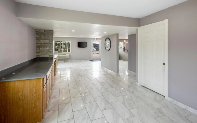 Super 8 by Wyndham Phoenix West