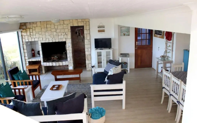 Baby Whale Bliss - Beachfront House