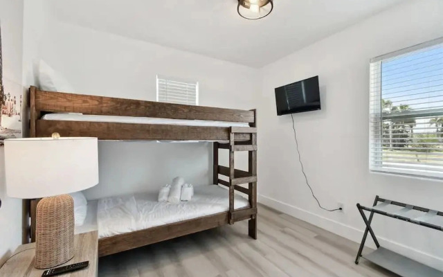 Stylish Treasure Island Getaway - 117 127th Ave E Unit 8