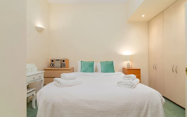 Charming 2 Bed Home In West Kensington Fits 4