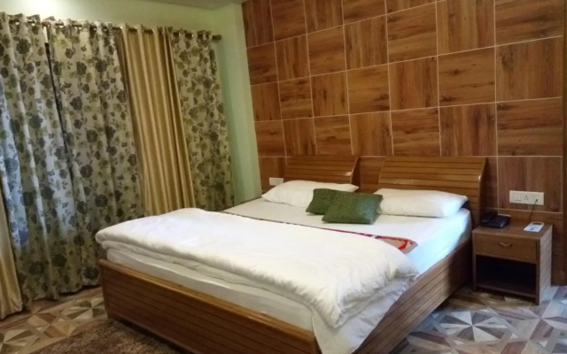 The Golden Peak, Hotel