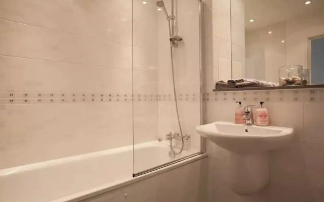 1BD Bright Cozy Queen Elizabeth Olympic Park Zne 2