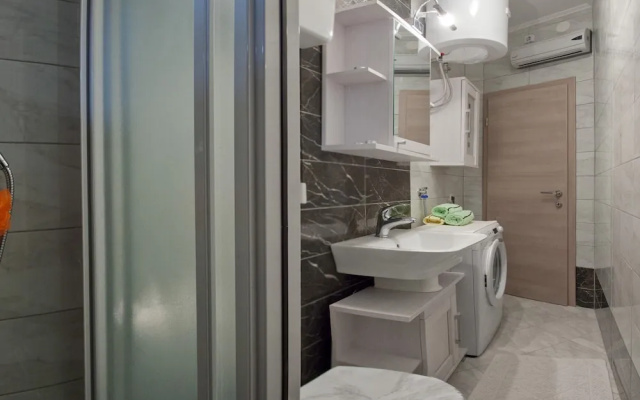 Modern apt With Large Garden & Parking in Center