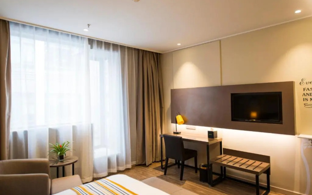 Home Inn Plus Suzhou Wujiang Fenhu Luxin Avenue
