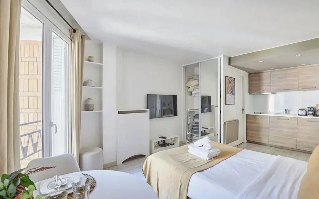 Modern Studio Montaigne Champs Elysees