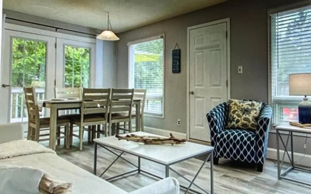 Beachy Chic-Completely renovated- Steps to the Beach
