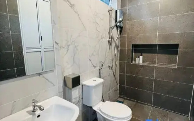 Cozy 4BR Homestay @ Kch near CityOne / Car rental