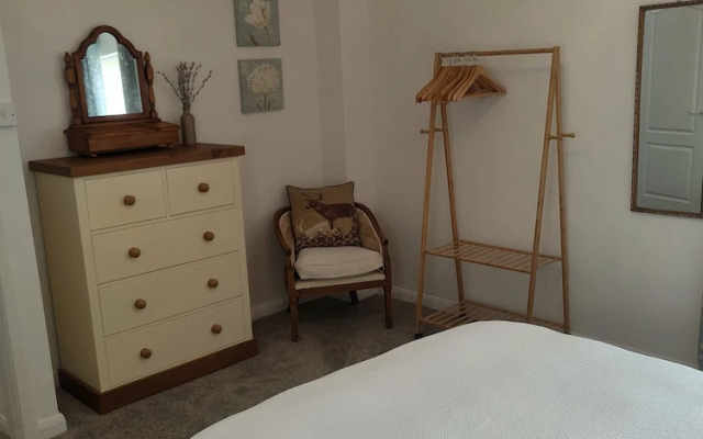 Split Level Bungalow - Sleeps4 - Close to Walks