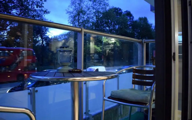 Chic Studio With Balcony Views Over Battersea Park