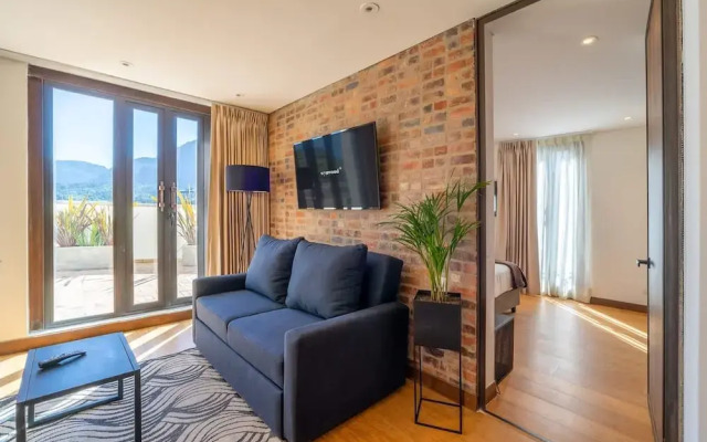 Stylish 2 Masters w Patio View