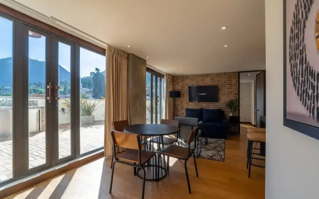 Stylish 2 Masters w Patio View