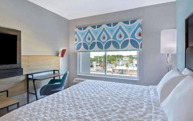 Hole Inn the Wall Hotel - Sunset Plaza - Fort Walton Beach