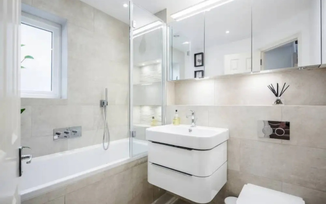 Light 2 Bedroom Flat With Roof Terrace