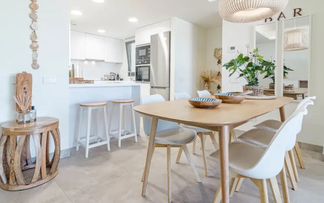 Inf2.4e - Modern 2-bed Apt With Roof top Pool