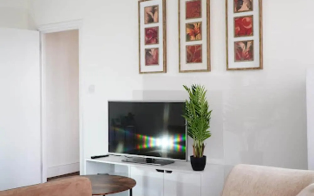 Clean, Spacious 2-bed Apartment in Brierley Hill