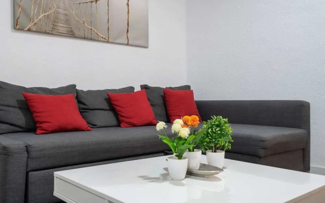 Design 2 Bedroom Flat Next to Pubilla Cases Metro
