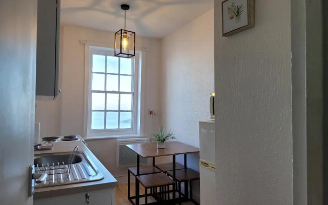 Sea View flat 4 fast WIFI & FREE parking